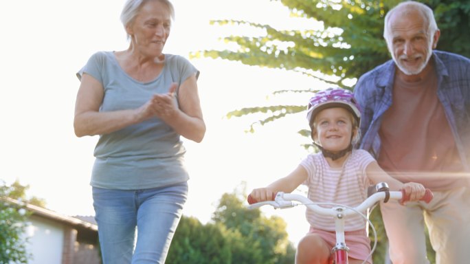 爷爷奶奶帮孙女第一次骑自行车