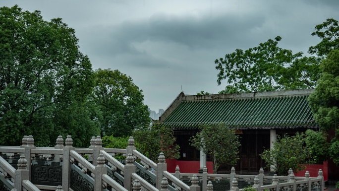 南宁孔庙中式古代建筑屋顶飞檐翘角斗拱雨景