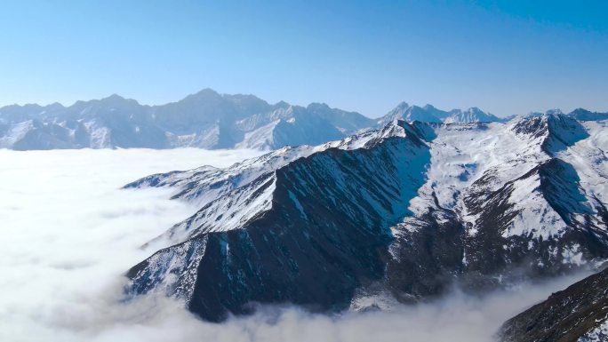 川西高原阿坝巴朗山云海雪山无人机穿云航拍