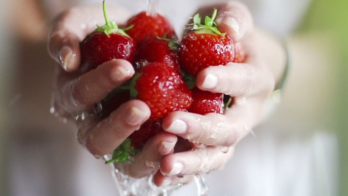 洗草莓水果特写慢动作水高端冲水滴水农业种