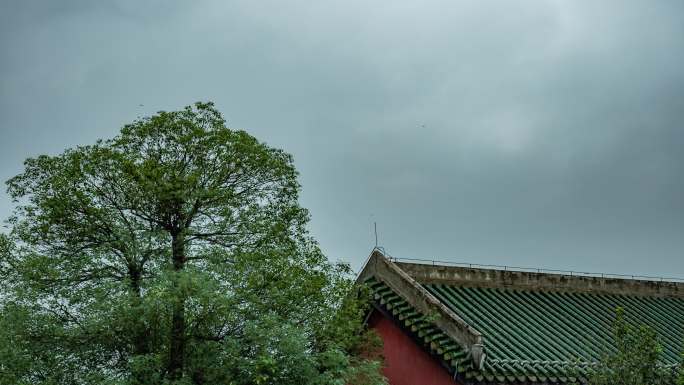 南宁孔庙中式古代建筑屋顶飞檐翘角斗拱雨景