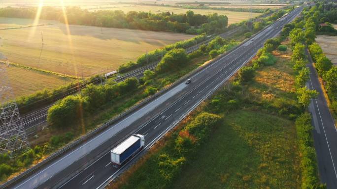 在高速公路上行驶的长途卡车