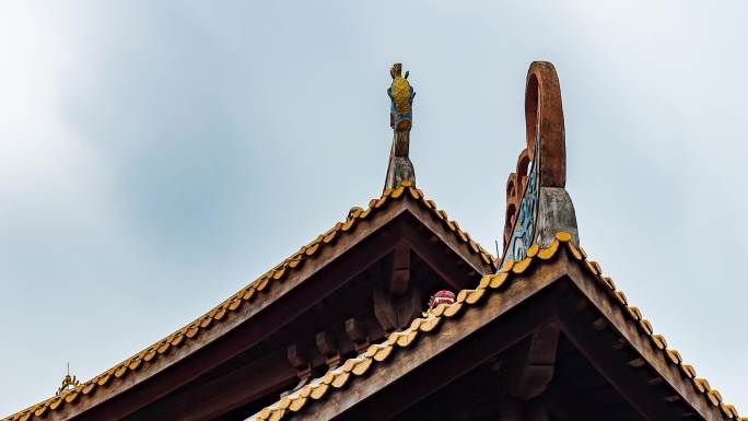 阴雨天的中式古代建筑屋顶延时摄影