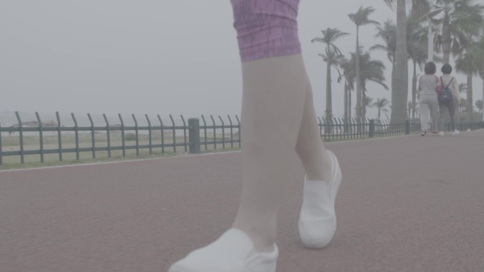 女生在海边跑步升格灰度素材