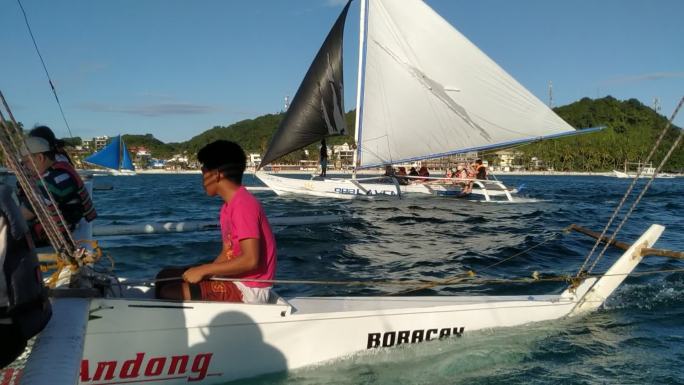 菲律宾长滩岛乘坐落日风帆出海等待夕阳降落