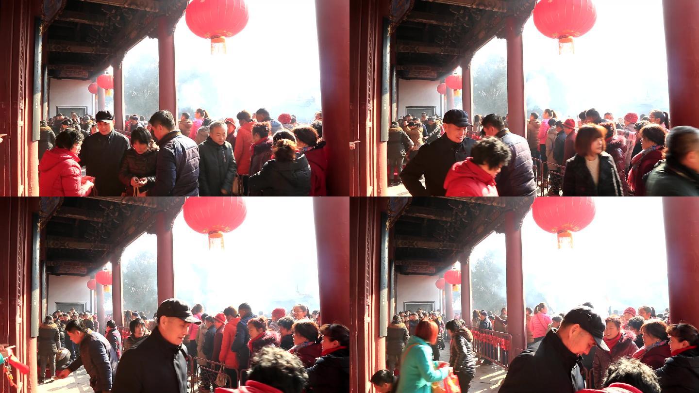 传统节日大年初一烧香拜佛的人群