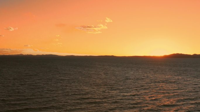 夕阳下的纳木措湖航拍4K视频素材
