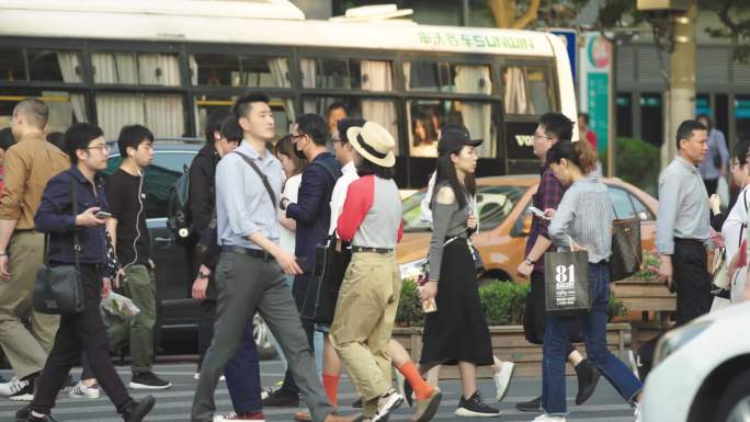上海城市奋斗者都市白领人群穿过人行道