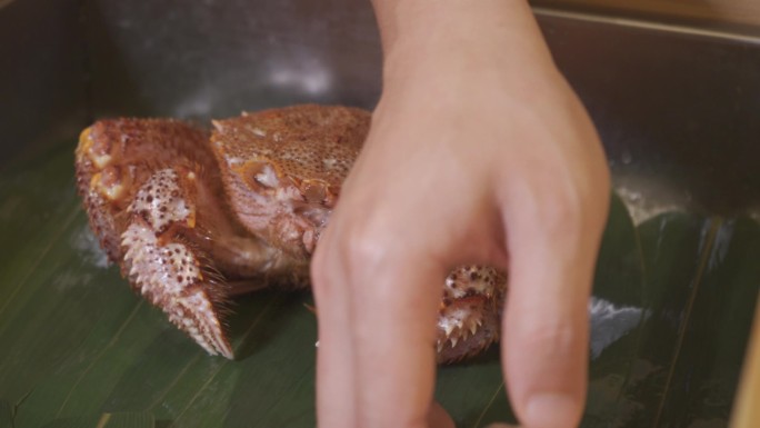 日式日料日本料理日餐馆厨师制作螃蟹海蟹