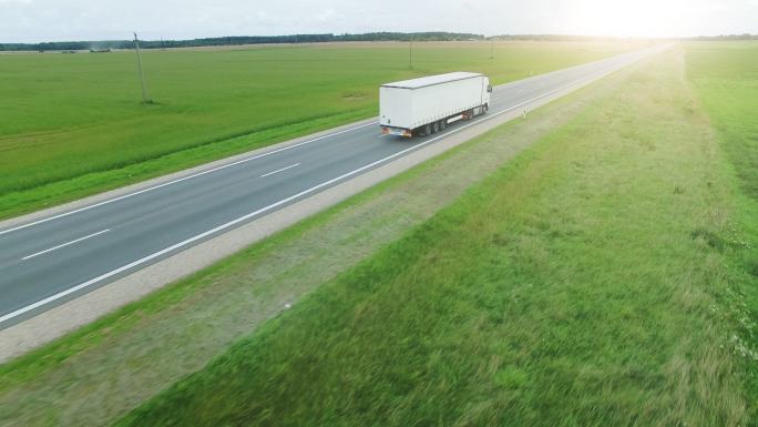 卡车在路上行驶货车快递新能源