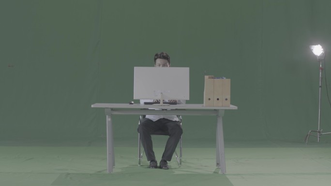 抠绿绿布高科技人员坐在电脑前4K