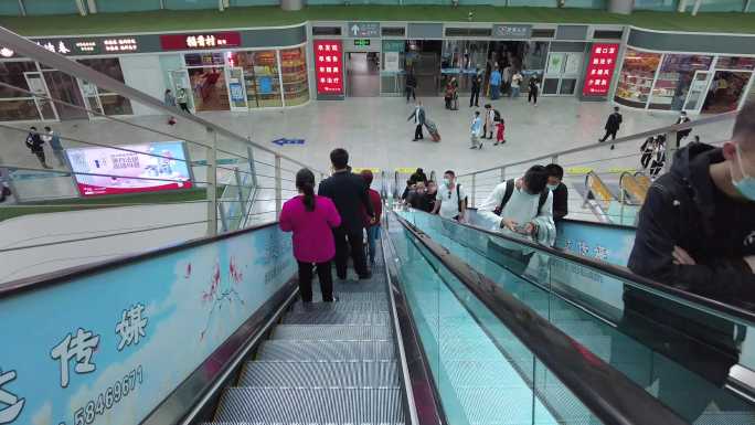 北京南站旅客候车室延时火车站出行匆匆人群