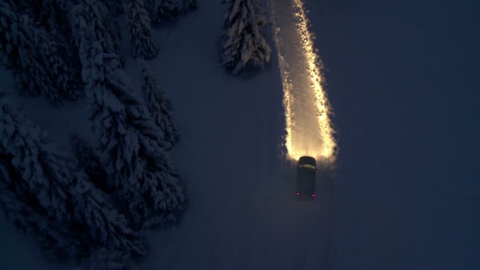 晚上在雪地上开车夜间公路旅行冬季