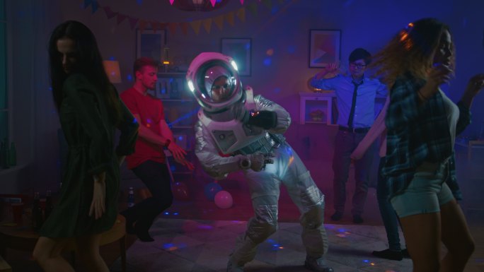 穿着太空服的有趣家伙跳起舞来