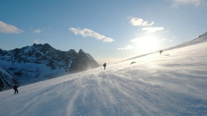 登山队在有暴风雪的斜坡山上跋涉
