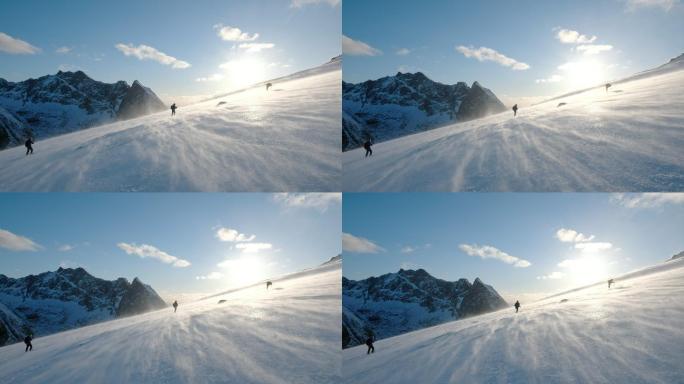 登山队在有暴风雪的斜坡山上跋涉