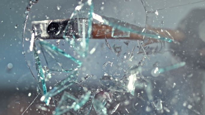 锤子砸玻璃杂碎碎玻璃危险