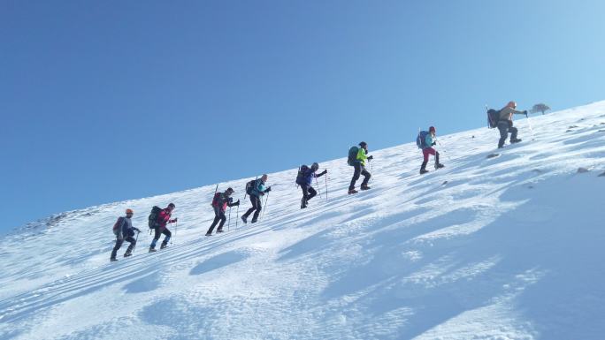 一群登山者正在山顶上行走