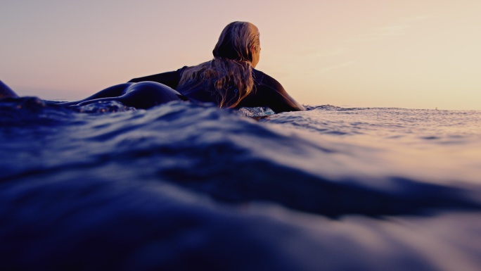 美女在冲浪板上漂浮划水