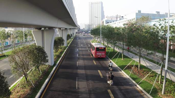 4k城市航拍公交车高架桥下的公交