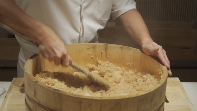 日式日料日本料理日餐馆厨师制作饭团米饭