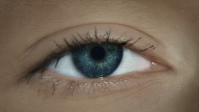 一个女人的眼睛眼眸瞳孔眼镜特写