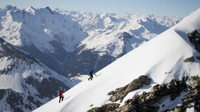 雪山上的登山者企业攀登上升登顶