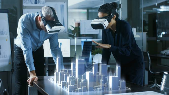戴着VR眼镜的建筑师在使用3D城市模型。