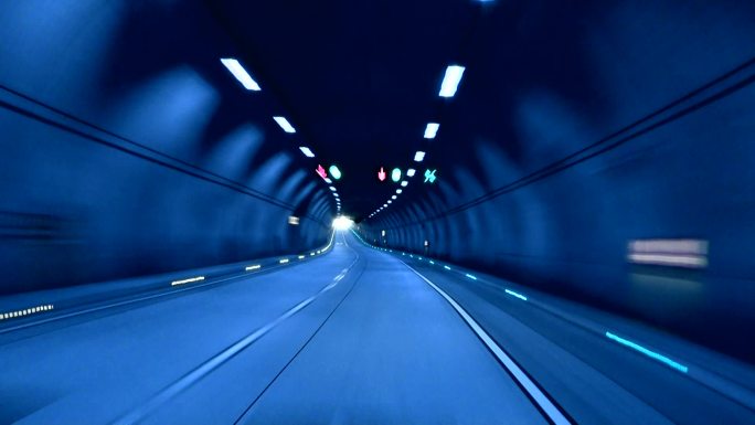 隧道出口（蓝色）标志城市阳光