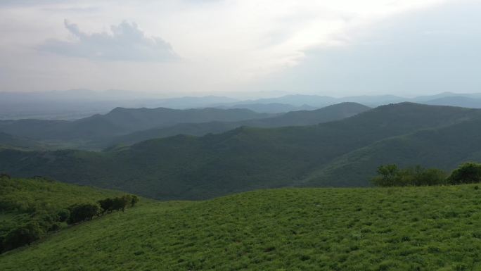 连绵山丘山顶远眺青山白云