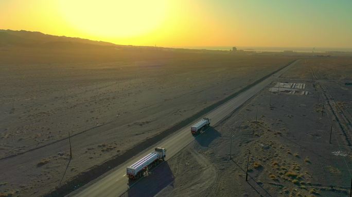 荒漠无人区罐车运输卡车货车戈