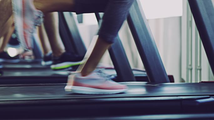 健身跑步年轻人户外运动健康生活晨跑慢跑骑