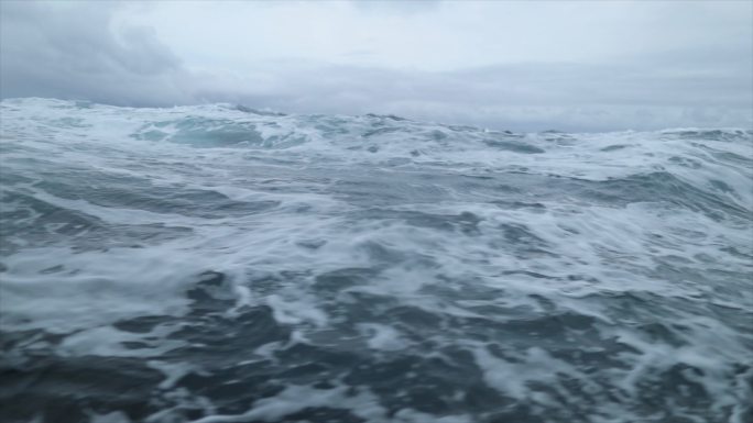 波涛汹涌的海面远洋航海破浪前行浪花波涛冲