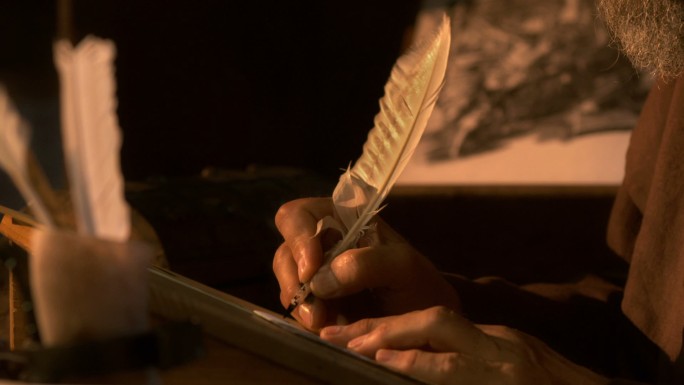 用羽毛笔抄写古文古代手部写字