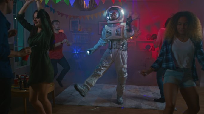穿着太空服的有趣家伙跳起舞来
