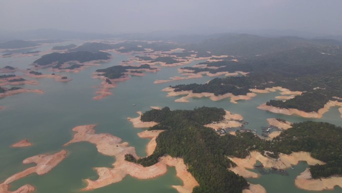 万绿湖枯水期山体露出水面