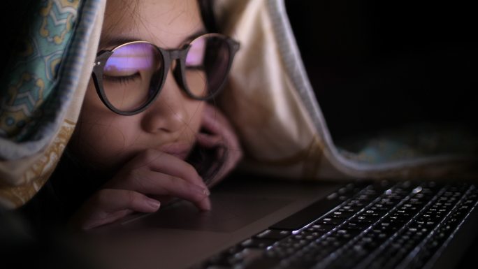 年轻女孩在电脑上看资料