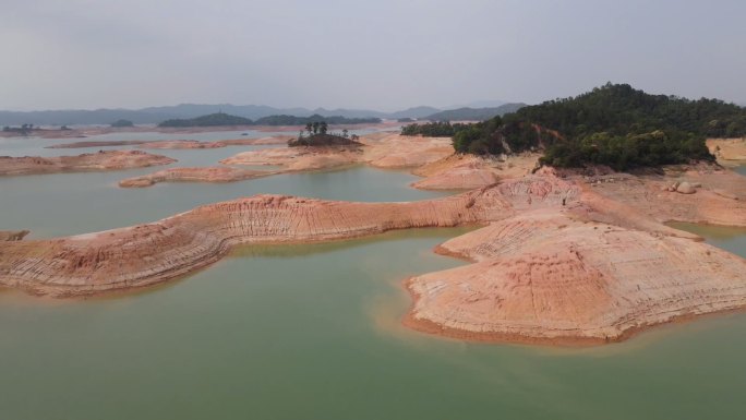 万绿湖枯水期山体露出水面