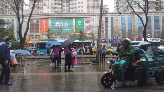 雨中城市行人车流下雨天气雨天车流街道