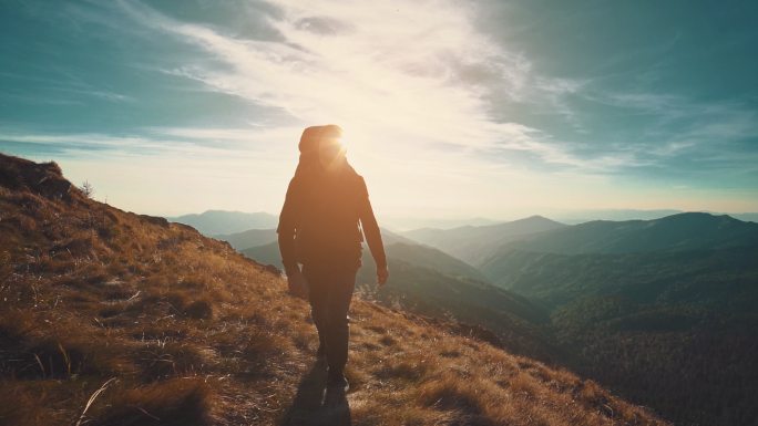 一个男子正在徒步登山