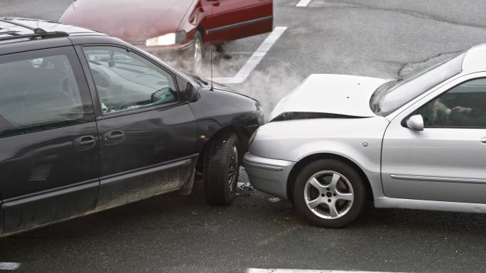 两辆车在十字路口相撞