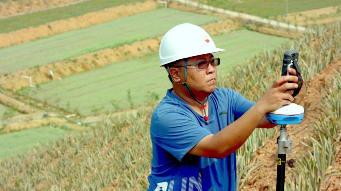 考察施工山路工人建设