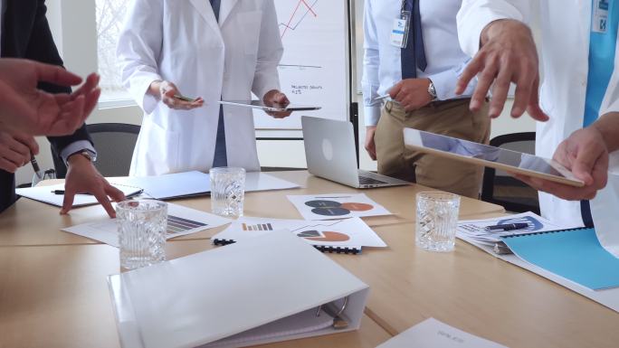 医生团队讨论实验室外套数字平板电脑水平