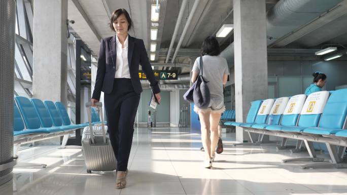 在机场拉着行李职业装女强人经理老板女性销