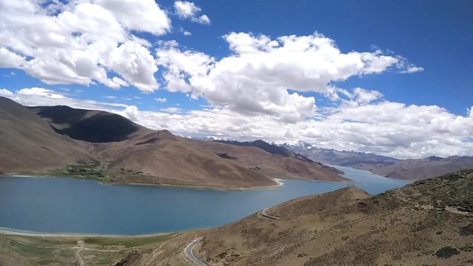 西藏羊湖风景如画白云飘飘