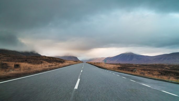 一条长长的乡村公路