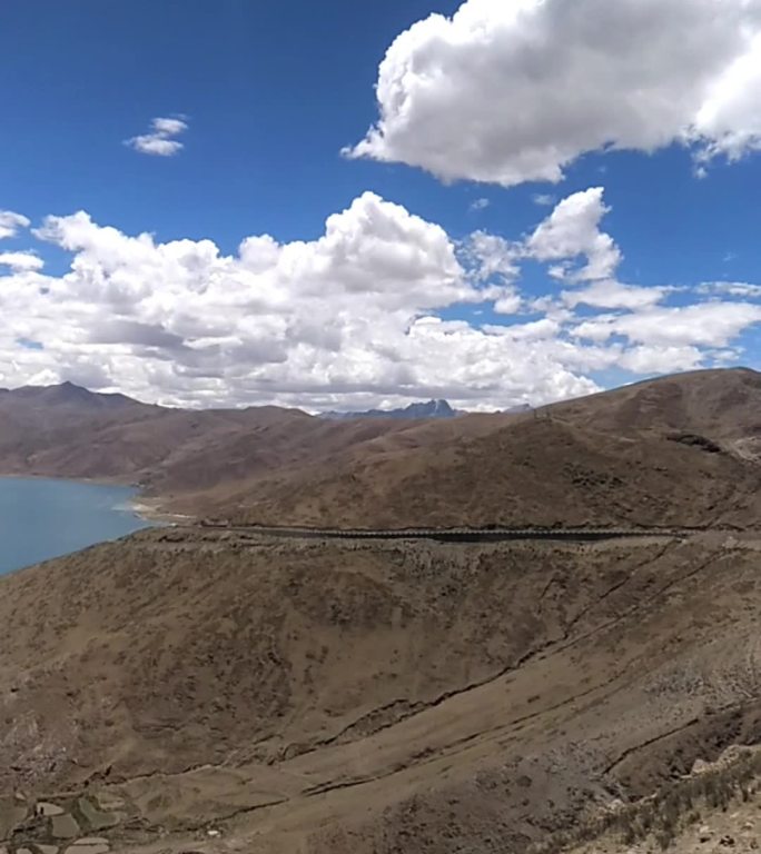 西藏羊湖风景如画白云飘飘