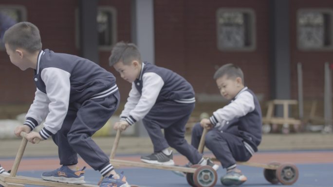 小朋友玩滑板车弹丸车