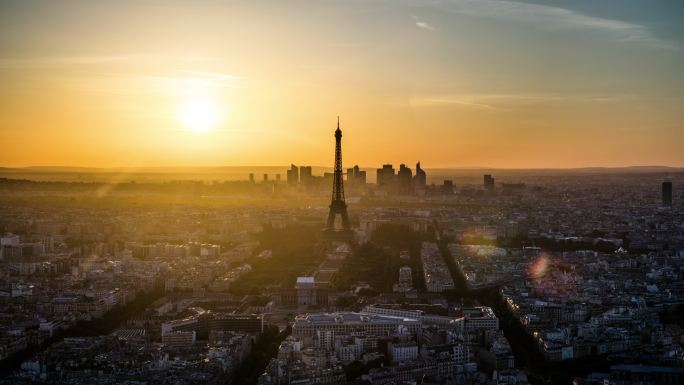 时间流逝：从白天到黄昏的巴黎城市景观