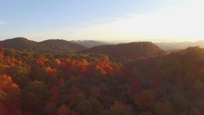 秋天日出时蓝岭山脉的无人机空中镜头。